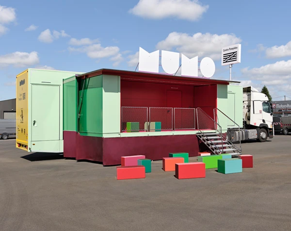 Photo du camion Mumo en collaboration avec le centre Pompidou avec les couleurs vertes.