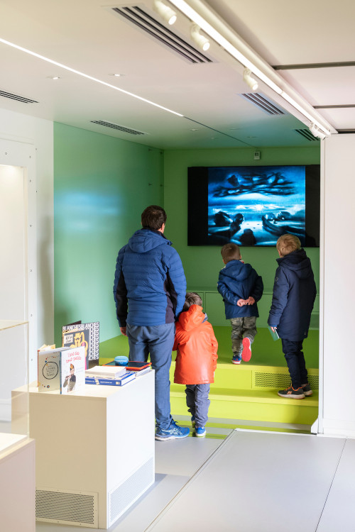 Photo de plusieurs enfants dans le musée.