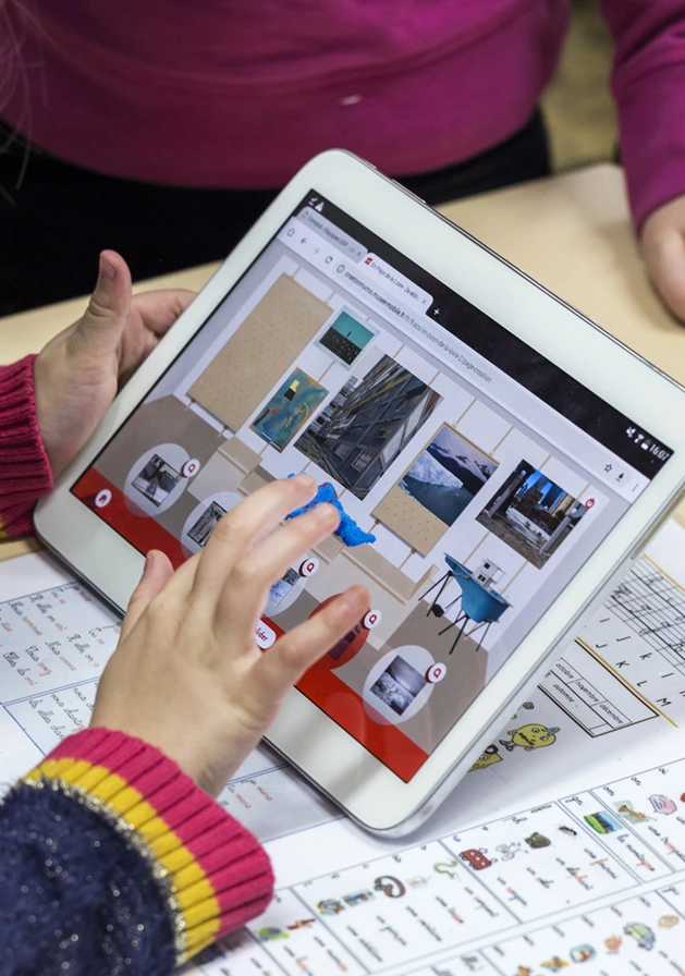 Image d'un enfant sur une tablette.